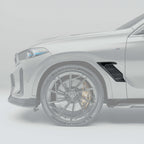 bmw-x6-g06:-close-up-of-the-carbon-fiber-fender-air-intake-against-a-gray-background